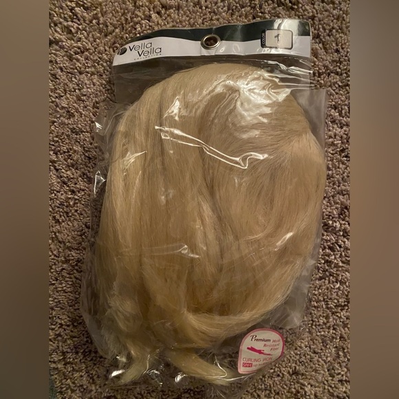 VELLA VELLA COLLECTION Blonde Bob with Bangs Color 1 Wig - Picture 1 of 3